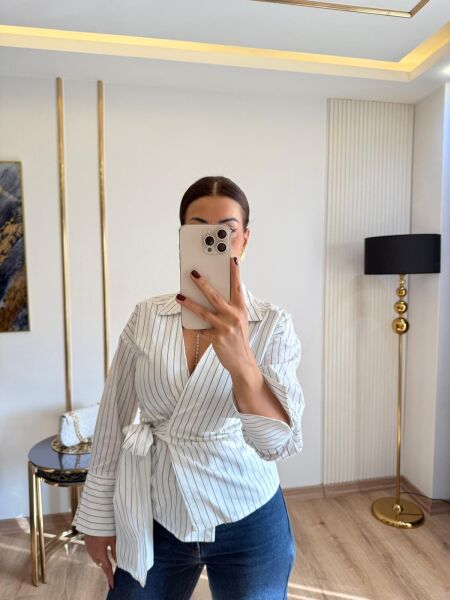 Bel bağlama detaylı çizgili beyaz gömlek