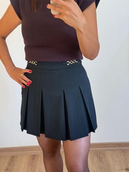 Gold zincir detaylı siyah şort etek