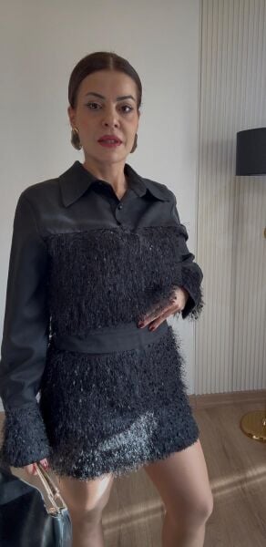 Siyah saçaklı takım