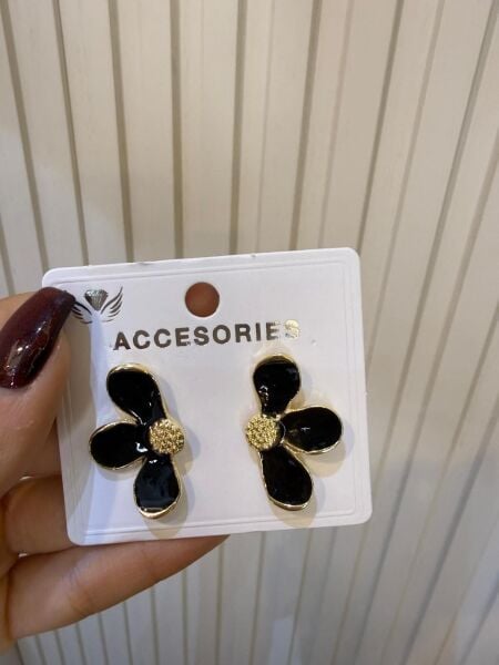 Çiçekli siyah küpe